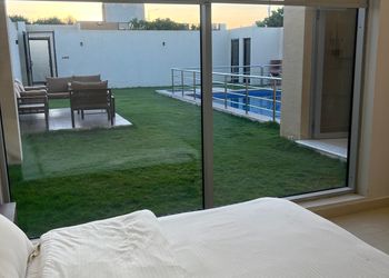 شاليه بركن شواء ومسطح اخضر
