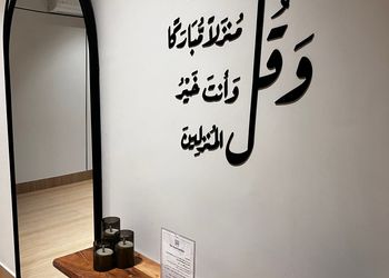 شقة بصالة وثلاث غرف نوم دخول ذاتي