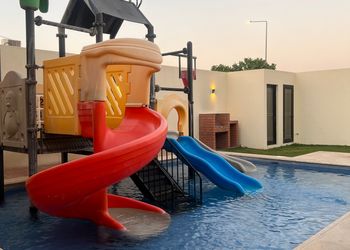 شاليه بركن شواء ومسطح اخضر 