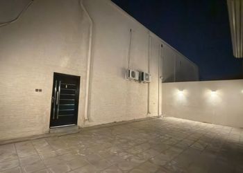 شاليه بمسطح اخضر وجلسة خارجية