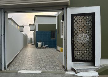 شاليه بجلسة خارجية بإطلالة مميزة