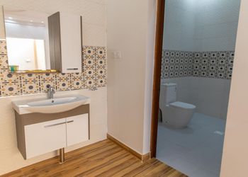 شاليه بمسطح اخضر ومسبح