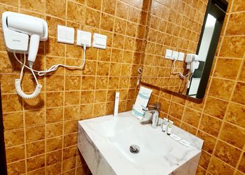 استديو بسرير ماستر وجلسة مريحة 