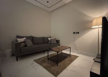استديو بأثاث مريح وبسيط 