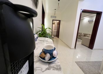 شقة بصالة انيقة وثلاث غرف نوم 