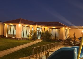 شالية بجلسة خارجية ومسبح 