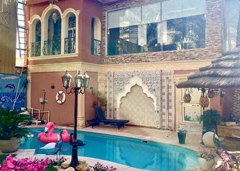 شاليه بجناح فاخر مطل على المسبح