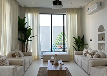 شاليه بتصميم أنيق ومسبح خارجي 