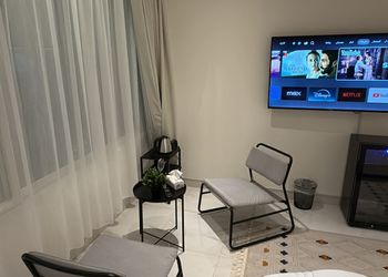 شقة بغرفتين نوم وأثاث مريح