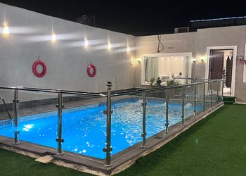 شاليه بمجلس مطل على المسابح 