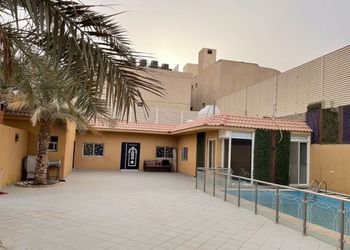 شاليه بمجالس ومسبح خارجي 