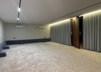 مزرعة بمجلس وفناء خارجي 