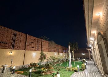 استراحة بمجلس وفناء خارجي 