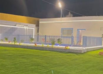 استراحة بإطلالة على مسبح وجبل