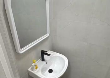 استديو بأثاث مريح وبسيط 