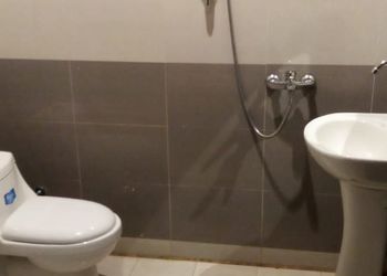 شاليه بمسطح اخضر وجلسة خارجية 