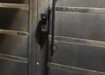 شقة بصالة مريحة وغرفتين نوم 