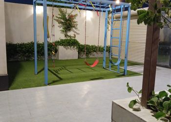 شاليه بمسطح اخضر وجلسة خارجيه