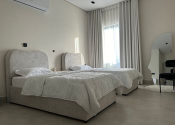 شقة بغرفتين نوم وصالة