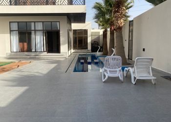 شاليه بمسطح اخضر ومسبح