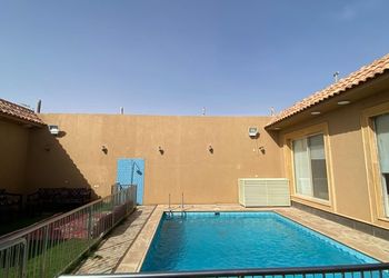 شاليه بمسطح اخضر و مسبح