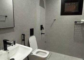 شقة بغرفة معيشة وغرفتين نوم  