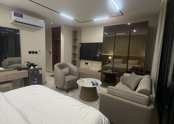 استديو بأثاث مريح وبسيط 