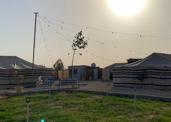 مخيم ببيت شعر وجلسة خارجية