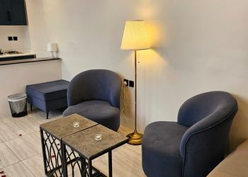 شاليه بمسطح اخضر وجلسة خارجية