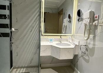 شقة بغرفة معيشة وغرفتين نوم 
