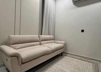 شقة بغرفة معيشة وغرفة نوم 