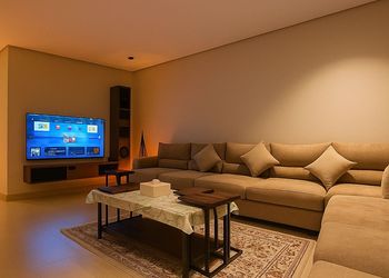 شقة بصالة مريحة وغرفتين نوم 