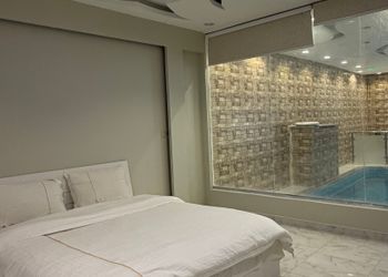 شاليه بصالة مطلة على المسبح 