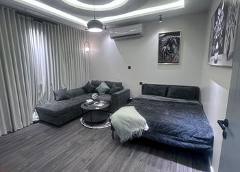 استديو بسرير ماستر وجلسة جانبية 