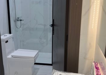 شقة بصالة أنيقة وغرفتين نوم 