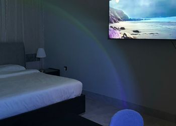 استديو بسرير ماستر  وبأثاث بسيط 