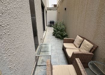 شقة بثلاث غرف نوم ومجلس