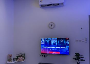 شقة بصالة وغرفة نوم وبأثاث بسيط