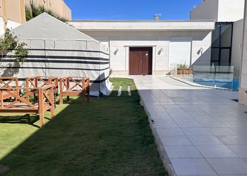 شاليه بغرفة نوم مطلة على المسبح