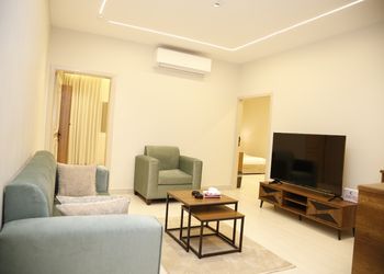 شقة بغرفة معيشة وغرفتين نوم 