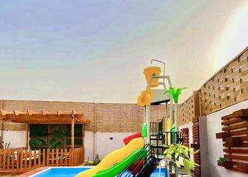 كوخ بغرفة جلوس وجلسة خارجية 