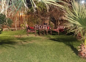 استراحة بجلسات خارجيةومسبح داخلي