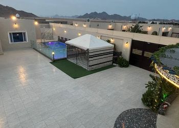 شاليه بمسبح خارجي وجلسة خارجية