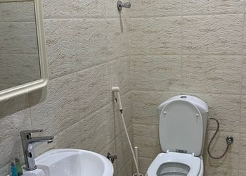 استديو بأثاث مريح وبسيط 