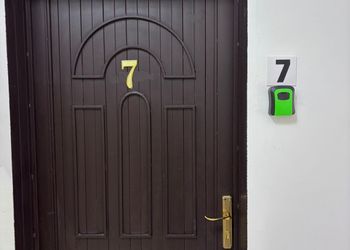 استديو بسرير ماستر وجلسة جانبية 