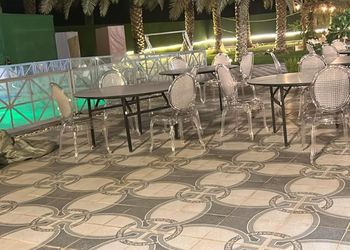 شاليه بمسطح اخضر وجلسة خارجية