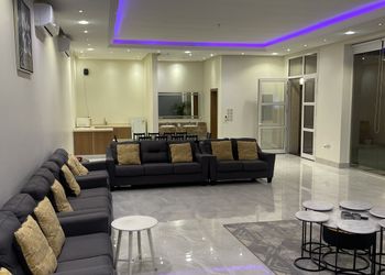 شاليه بمسطح اخضر ومسبح
