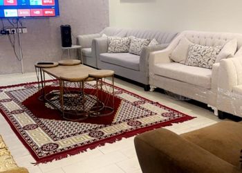 شاليه بجلسة تطل على مسبح خارجي 