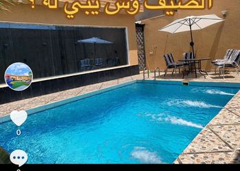شاليه بمسطح اخضر وجلسة خارجية 