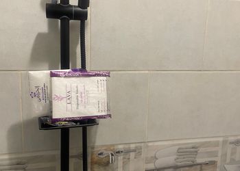 استديو هادئ وبأثاث مريح وبسيط 